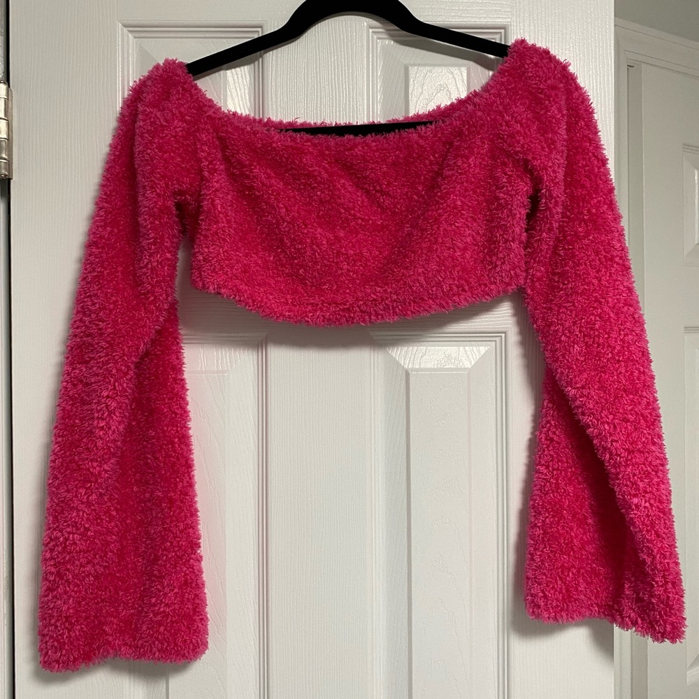 Fluffy pink crop top long sleeve